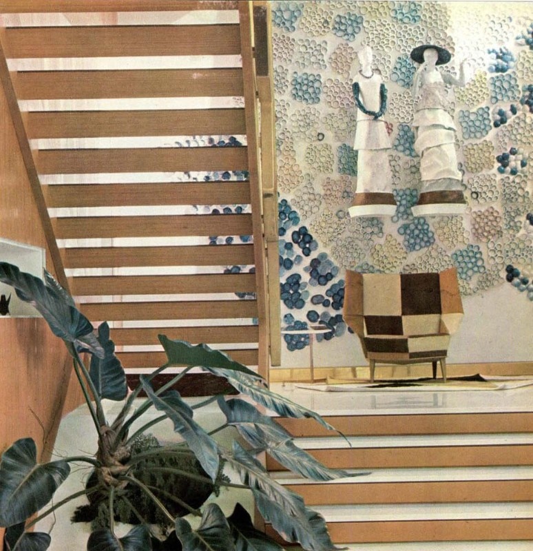 The interior staircase located between the living-room and the patio. The ceramic cladding of the patio penetrates into the staircase space. The two ceramic statues are by Fausto Melotti The interior staircase located between the living-room and the patio. The ceramic cladding of the patio penetrates into the staircase space. The two ceramic statues are by Fausto Melotti