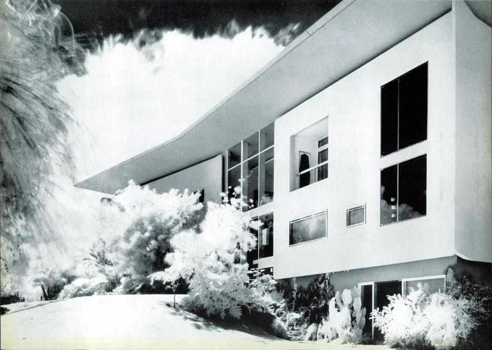 It can be observed in these photographs of the exterior how the facade walls – supported walls– appear separated at their edges and do not meet at their corners to form a closed and full volume. This is because the wall - which is no longer bearing but is only a screen supported by the structure - must not have 'weight' even visually and this is demonstrated by its thin edges. These facade walls are also separated from the roof, whose broad, thin wing gutter seems to be continuation of the living-room ceiling. This roof is like a large wing resting on the house to protect it. The exterior walls, and the wing’s underside are clad in white ceramic mosaic by Joo Ceramica It can be observed in these photographs of the exterior how the facade walls – supported walls– appear separated at their edges and do not meet at their corners to form a closed and full volume. This is because the wall - which is no longer bearing but is only a screen supported by the structure - must not have 'weight' even visually and this is demonstrated by its thin edges. These facade walls are also separated from the roof, whose broad, thin wing gutter seems to be continuation of the living-room ceiling. This roof is like a large wing resting on the house to protect it. The exterior walls, and the wing’s underside are clad in white ceramic mosaic by Joo Ceramica