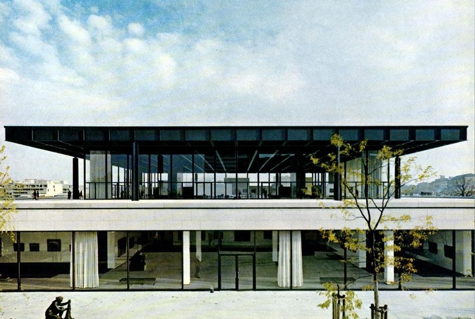 On the side of the entry facade, the street is level with the museum roof slab, and only the upper central pavilion, used for temporary exhibitions, is visble. On the side of the entry facade, the street is level with the museum roof slab, and only the upper central pavilion, used for temporary exhibitions, is visble.