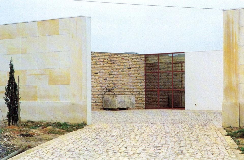 Entrance to the courtyard, with entrance to the house
at the far end.