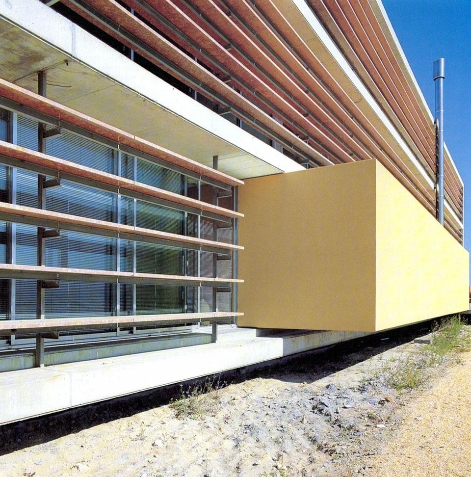 Department of Geosciences Aveiro University, Portugal published in Domus 773/July 1995. The main front: the emerging volume is that of the reading room and the conference room.