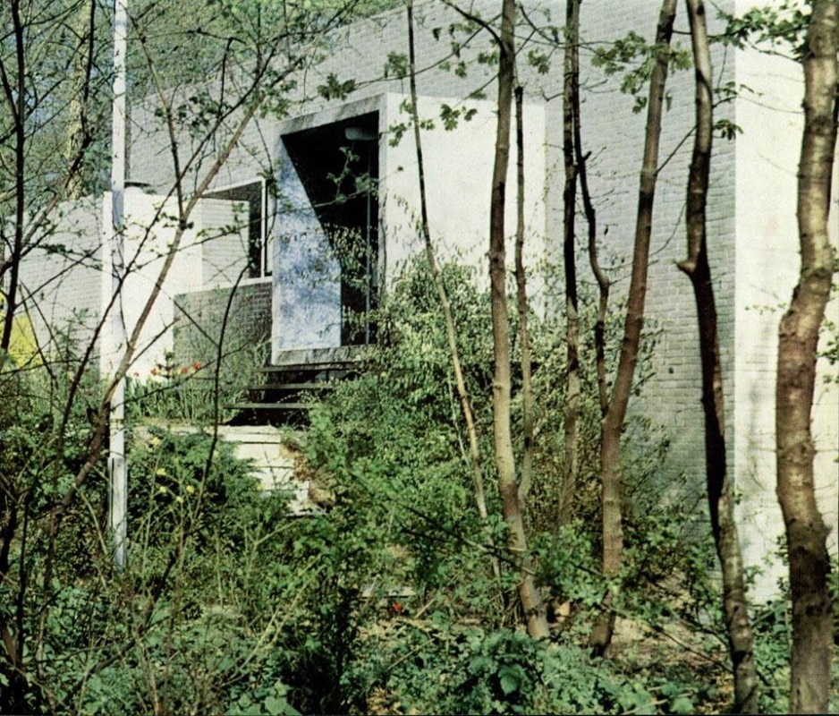 The entrance on the north side of the house: the walls, in gray and white glazed brick, are totally closed. Even the entrance, a protruding cubic volume, does not look like an opening (opening and transparency are on the opposite side of the house facing south). The entry stair, composed of three detached and suspended horizontal slabs, does not interfere with the façade’s volumetric composition. Top image: the totally glazed south elevation overlooking the park.