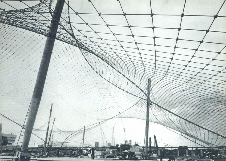 Germany: the big steel net by Frei Otto, one of the largest removable covers designed by the architect with a tensile structure system (9300m). A network of thin steel wire (12 mm) stretches between eight 37 steel shafts, from which transparent PVC membranes are hung. Photo by Charles Eames.