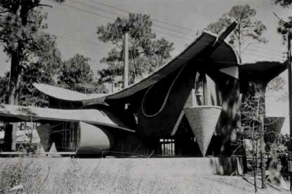 W.C. Gryder House, Ocean Springs (Mississippi), 1960. The geometric composition of the House sees circular lines overlapping and tracing an almond-shaped plan. Inserts of overturned cones stand at the corners forming balconies
W.C. Gryder House, Ocean Springs (Mississippi), 1960. The geometric composition of the House sees circular lines overlapping and tracing an almond-shaped plan. Inserts of overturned cones stand at the corners forming balconies