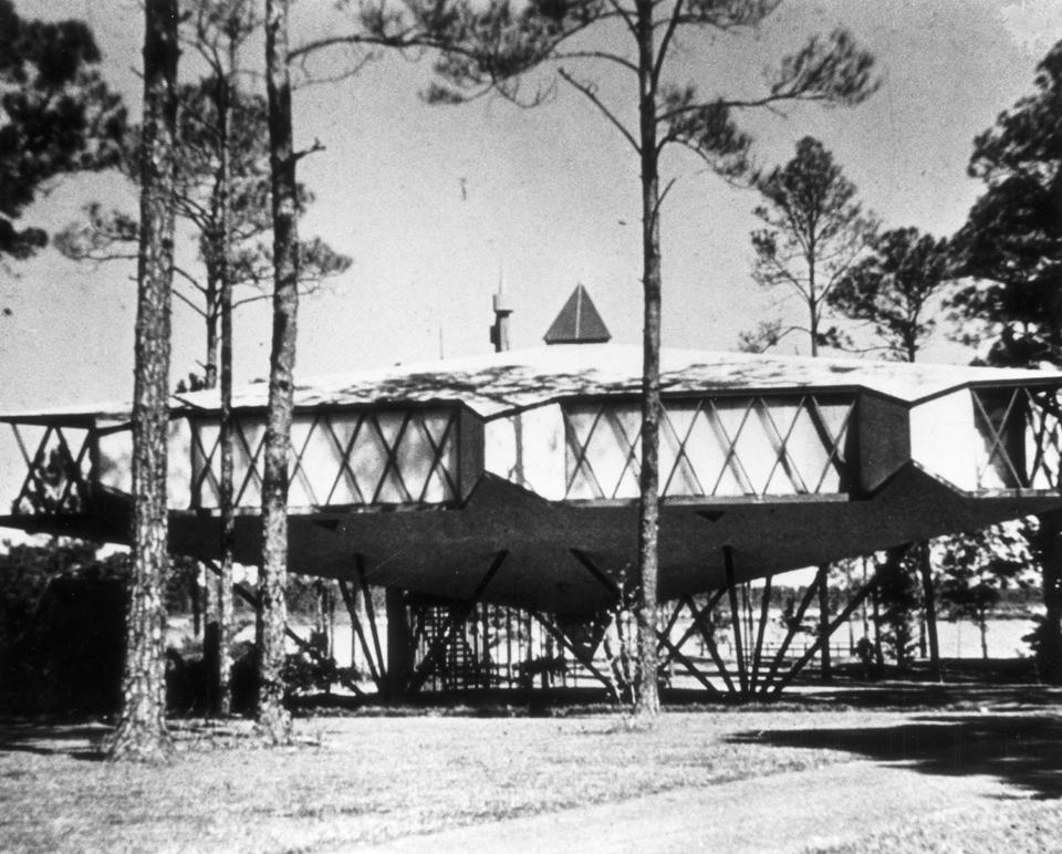 Top image: Ford House, Aurora (Illinois), 1949. Above: Gutman House, Gulfport (Mississippi), 1958