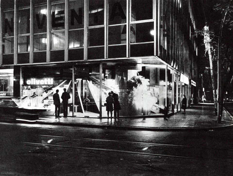 Top: Gae Aulenti in the Olivetti store in Paris, photo by Marchi Rolly, from the pages of Domus 452 / July 1967. Above: the Olivetti store in Buenos Aires, from the pages of Domus 466 / September 1968