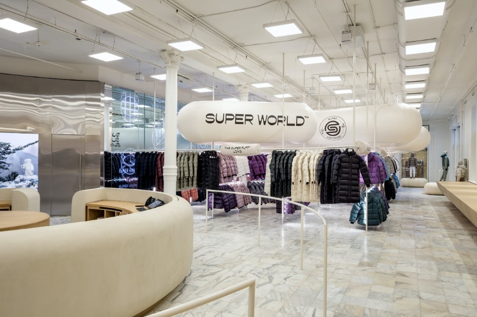 Giocosi ma sobri, gli interni del negozio pop-up Aritzia Super World di New York sono un'ode alla sofficità. Foto: Studio Perron-Roettinger.