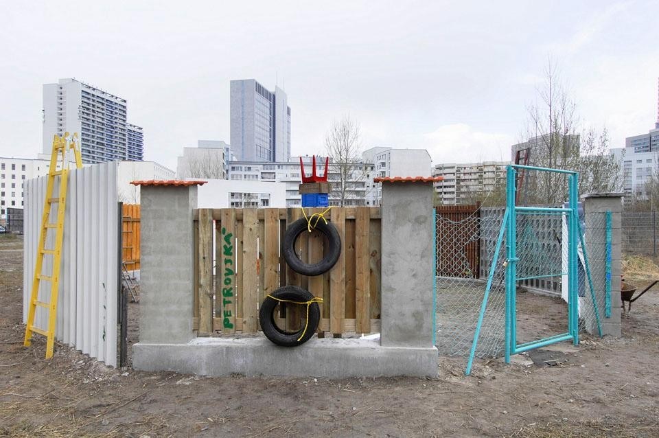 Installation view of <i>Over and Over</i>, 2008. During the Berlin Biennale the artist tried to get people to bond and connect with each other by building an enclosure at the Skulturenpark. Installation view of <i>Over and Over</i>, 2008. During the Berlin Biennale the artist tried to get people to bond and connect with each other by building an enclosure at the Skulturenpark.