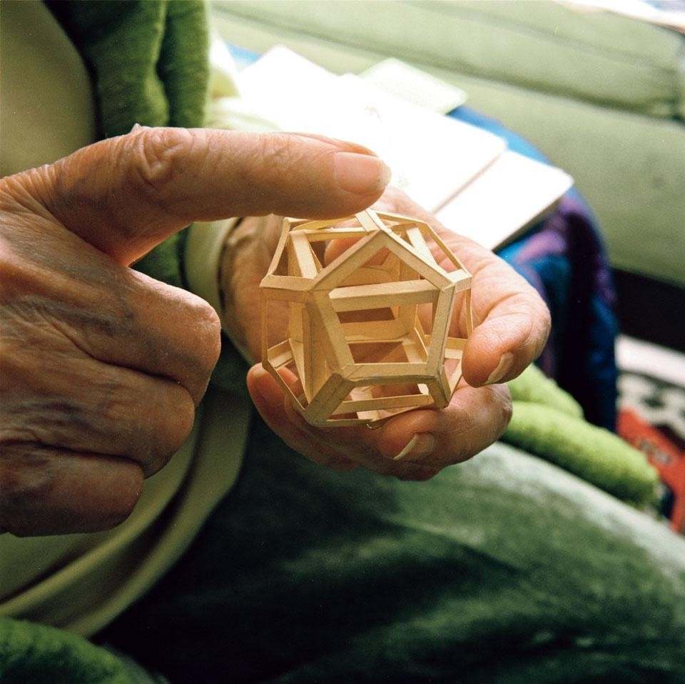 Anne Griswold Tyng
(Kuling, Kiangsi province,
China, 1920) has always been
fascinated by the five Platonic
solids (tetrahedron, cube,
octahedron, dodecahedron
and icosahedron), convex
polyhedrons whose faces are
regular and equal polygons,
known since ancient
Greek civilisation. In 1965,
Anne Tyng was one of the
first women to receive a
fellowship from the Chicago
Graham Foundation for her
project <i>Anatomy of Form:
The Divine Proportion in the
Platonic Solids.</i>