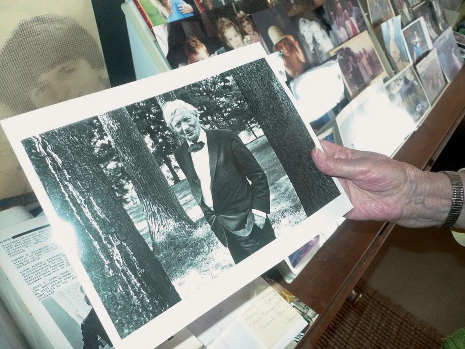 Anne Tyng holding a
portrait of Louis Kahn,
with whom she worked in
the Philadelphia studio from
1945 to 1973.