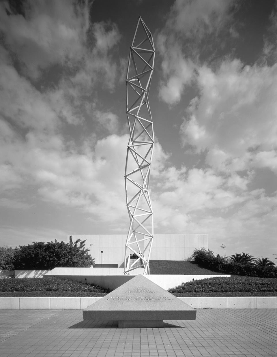 Noguchi Challenger Memorial, 1986. Photograph by Kozo Watabiki, Courtesy of Kozo Watabiki. Noguchi Challenger Memorial, 1986. Photograph by Kozo Watabiki, Courtesy of Kozo Watabiki.
