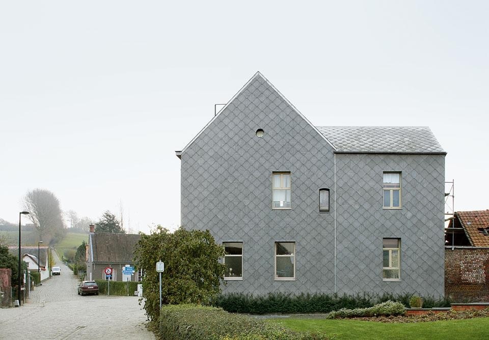 The northern facade is clad
with specially made brickpatterned
shingles that act
as insulation and reproduce
the grout lines of the original
underlying brickwork