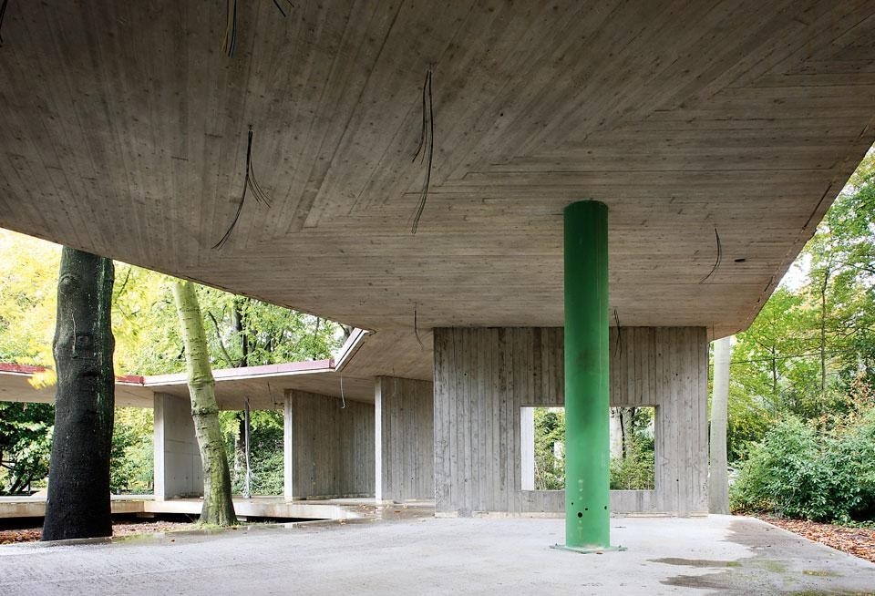 The House BM. Floor and
roof are two concrete slabs
connected by structural walls
that arrange the sequence of
rooms around a central patio
and internal garden