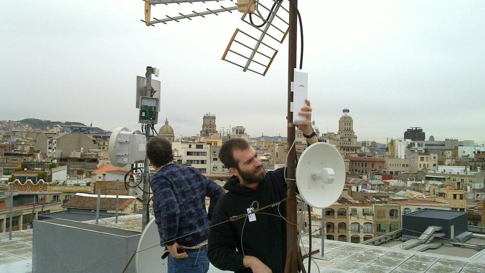 Top: Semiconductor, <em>Pel!lícula magnètica</em>, video, 2007; Above: Guifi.net, <em>Taller de xarxes sense fil lliures</em> Top: Semiconductor, <em>Pel!lícula magnètica</em>, video, 2007; Above: Guifi.net, <em>Taller de xarxes sense fil lliures</em>