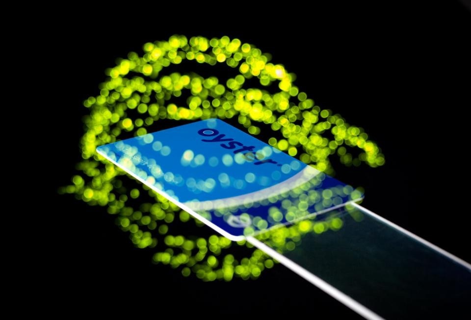 Timo Arnall, <em>Nearness, Wireless in the World,
Light Painting Wifi</em>,
videos, 2009-2011 Timo Arnall, <em>Nearness, Wireless in the World,
Light Painting Wifi</em>,
videos, 2009-2011