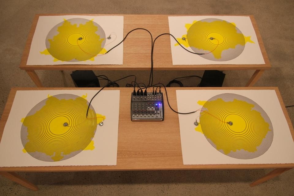 Joyce Hinterding, <em>Espires i camps. Dibuixos induïts, sèrie 4</em>, Drawings and audio equipment, 2010 Joyce Hinterding, <em>Espires i camps. Dibuixos induïts, sèrie 4</em>, Drawings and audio equipment, 2010