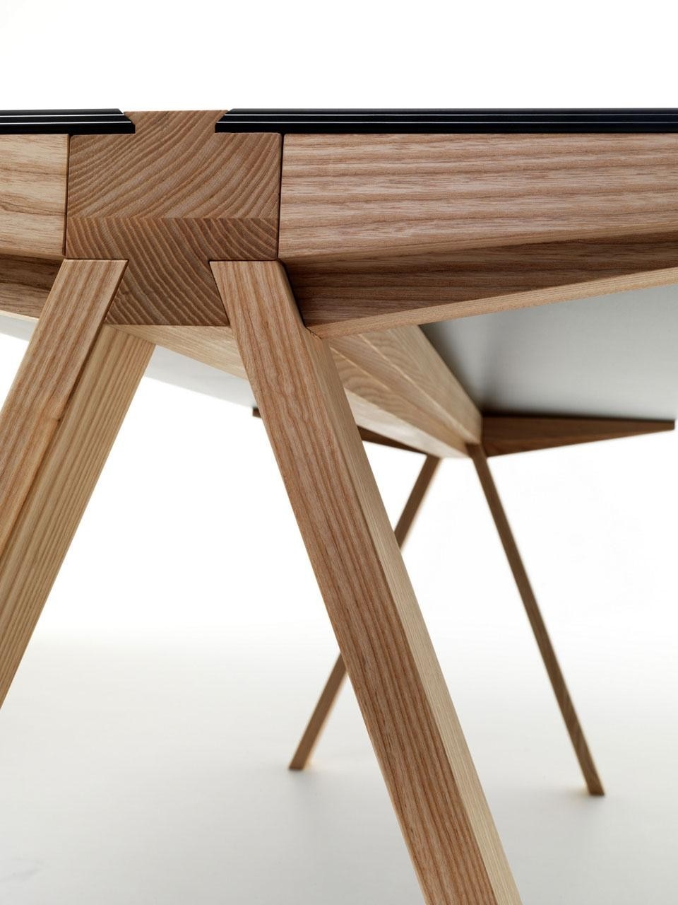Detail of the different constructive elements, joined together in the central beam Detail of the different constructive elements, joined together in the central beam
