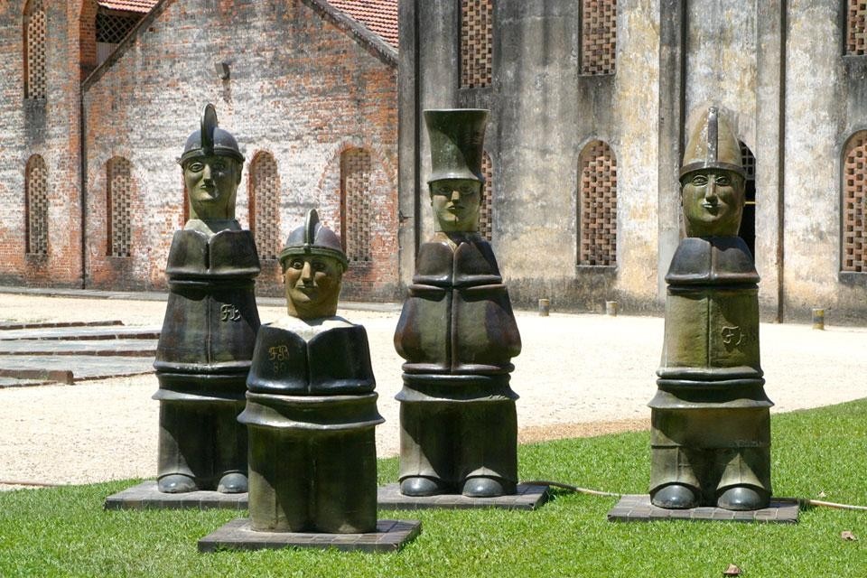 Top: View of the Oficina Cerâmica Brennand. Above: sculptures in the Oficina's garden. Photo by Celso Pereira Jr