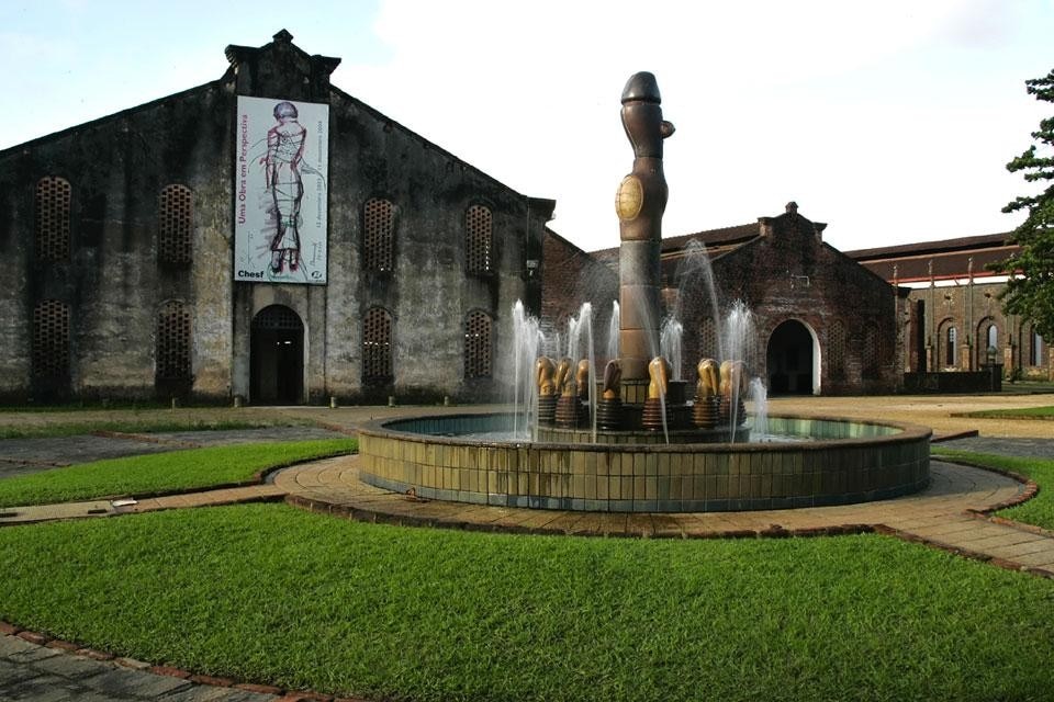 At the entrance of Oficina Cerâmica Brennand, a fountain designed by Brennand greets visitors. Photo by Celso Pereira Jr