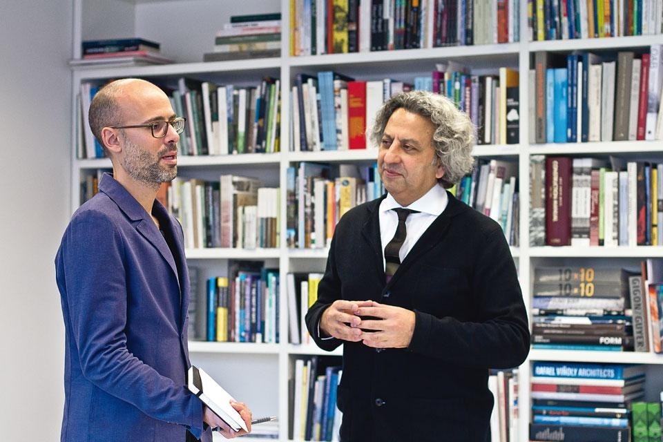 Justin McGuirk and
Mohsen Mostafavi talk about
the relation between design
and architecture. The GSD
is currently considering
widening its curricula to
include industrial design