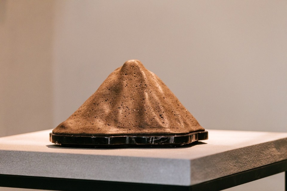 Michael Anastassiades, <i>The end of the affair</i>, vulcano in basaltina con base in Nero Marquina. Edizione limitata di 13 pezzi. Photo Gabriele Zanon Michael Anastassiades, <i>The end of the affair</i>, vulcano in basaltina con base in Nero Marquina. Edizione limitata di 13 pezzi. Photo Gabriele Zanon