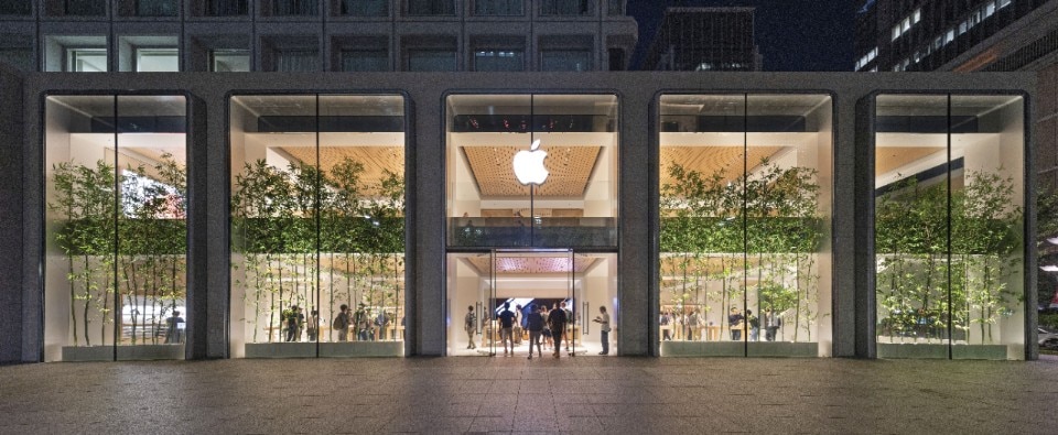 The unique façade of Apple Marunouchi with bamboo trees planted in the vitrines. 