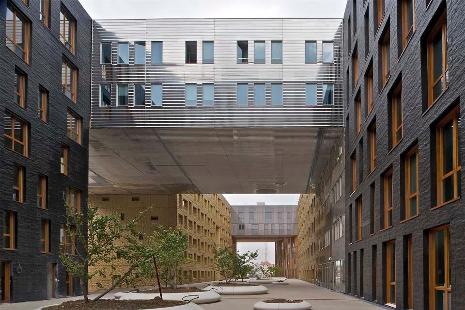 Le Monolithe, interior of the block: Parvis