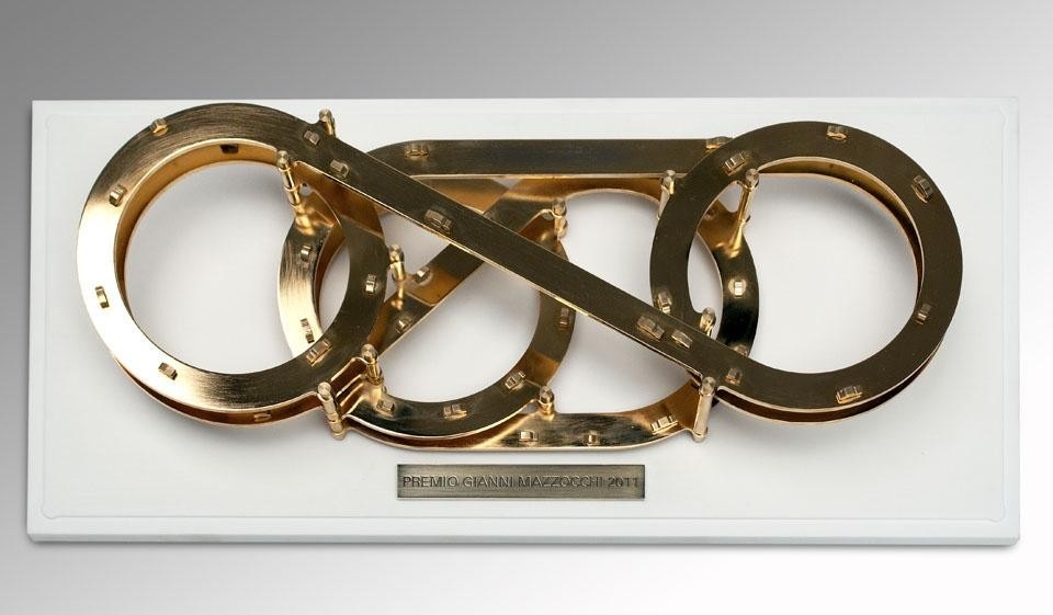 The final version of the trophy designed by Clemens Weisshaar and Reed Kram’s German office. The trophy-sculpture is gold-plated metal  