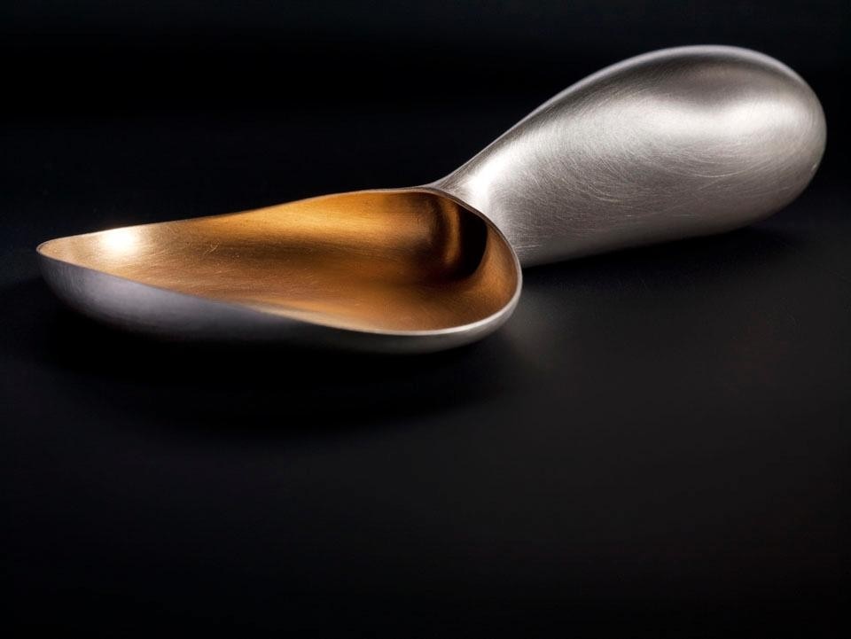 The Salt Cellar designed by Aldo Bakker is a one-piece design that exists of a salt container and a plateau. One can use the Salt Cellar in two ways. Either one sprinkles the salt directly from the container, or one can shake the salt on the plateau and distribute it with ones fingers. The piece has been manufactured through galvanization: a process of a natural growth of silver molecules that can take several days.
The Salt Cellar is part of a limited edition of 15.
Production: JanMathesius; distribution: Thomas Eyck
Photo Erik and Petra Hesmerg.
