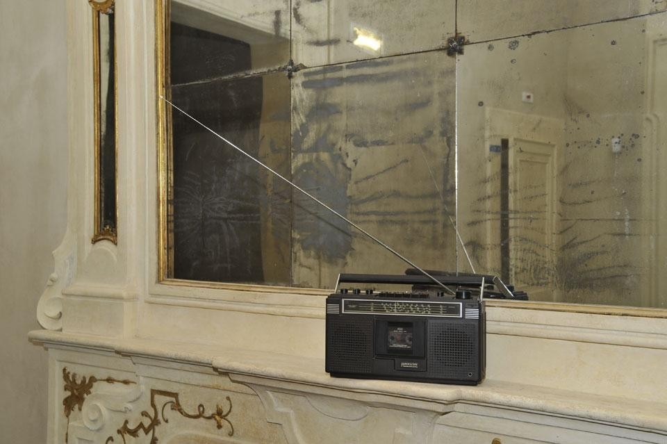 <i>Intolleranza 1960</i>, the project by Rubbi that was related to the happening devised for the opening. Rubbi invited unassuming passersby to tune in the broadcasting on Rai Radio Tre of Luigi Nono's homonymous work.
