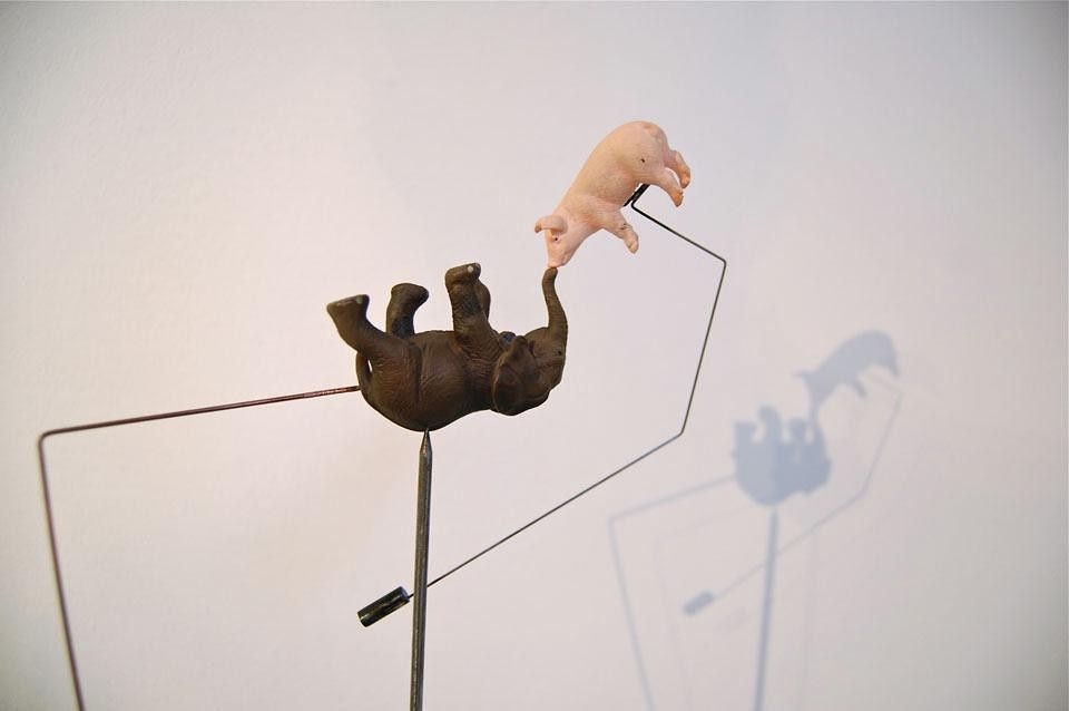 Totem 2, 2011 (Elephant and pig). Tom Foulsham explains: "The animals are all balanced off each other – snout to nose, hoof to
nostril, back to lips – and held steady by weighted counterbalances that alter their centre of gravity".