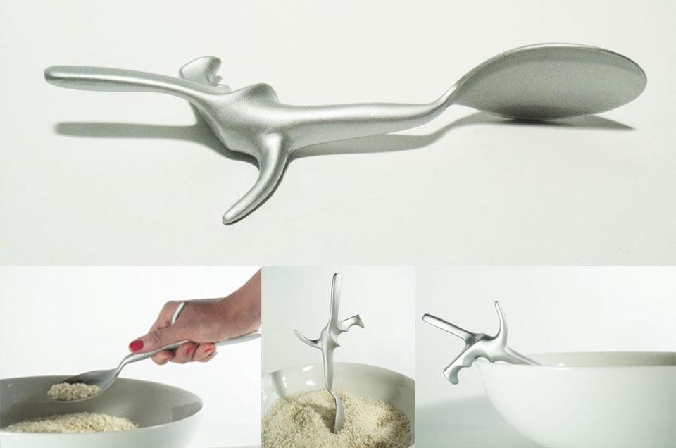 A spoon-sculpture reminiscent of Boccioni's futurist forms, the spoon by Laura Agnoletto can stand in a vertical position, lie on the table or lean on the rice bowl.