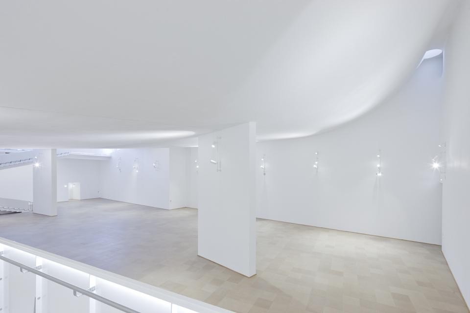 Exhibition spaces are characterized by a convex structural ceiling. Photo Iwan Baan