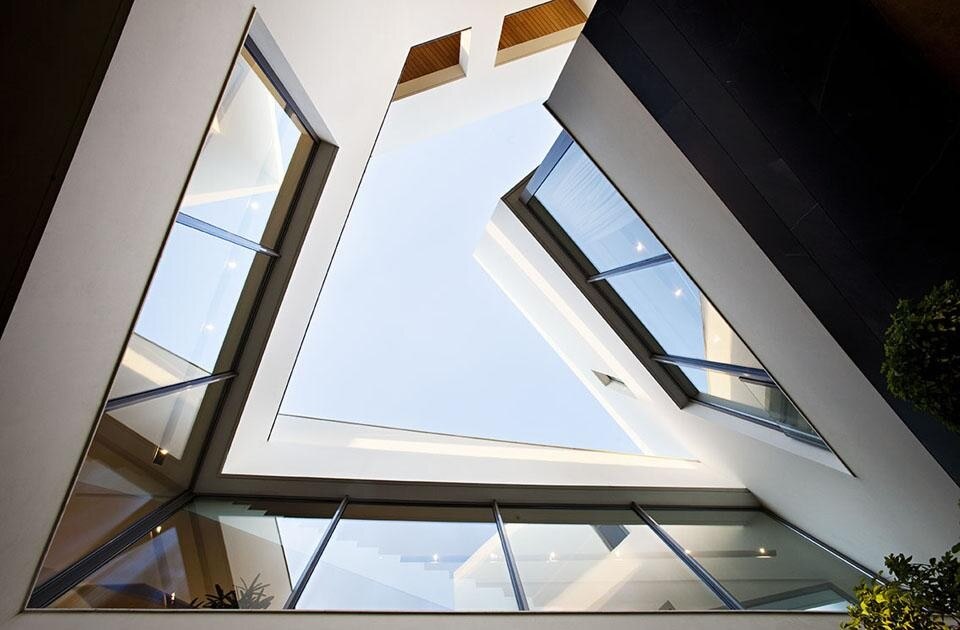Top: the garden of the Secret House. Above: a view from the bottom of the opening with the volumes of the rooms. All photographs © Nelson Garrido.