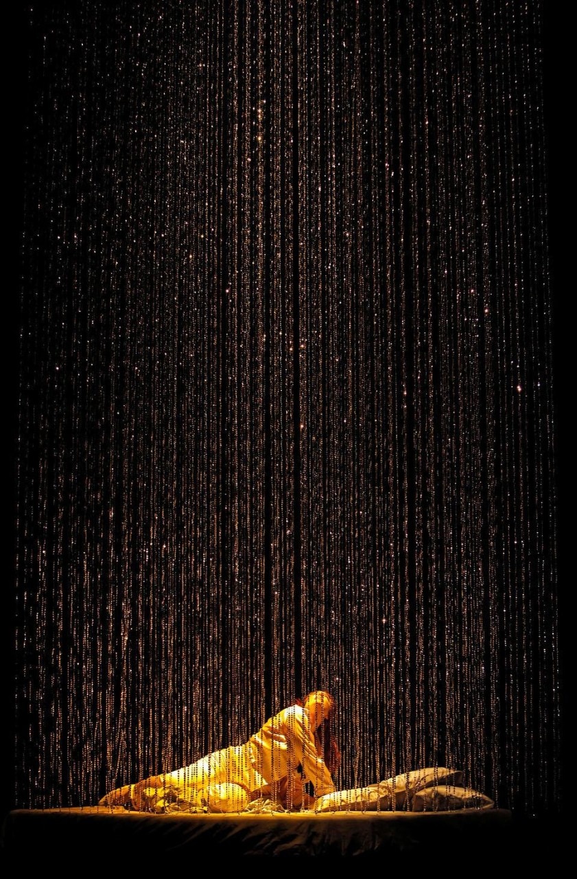 Production still of Rafael Viñoly's designs for <i>Die Liebe der Danae.</i> Production still of Rafael Viñoly's designs for <i>Die Liebe der Danae.</i>