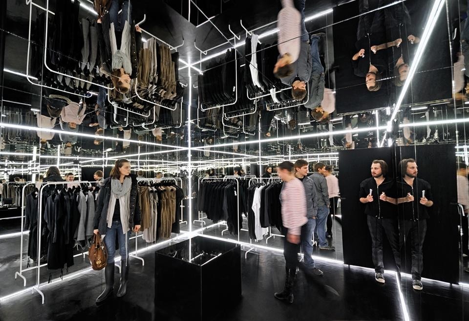 A space of 27 square meters was divided in 3 different functions: a main exhibition room with dimensions of 4.5 x 4.5 m, and a small facilities area with storage and dressing room. 