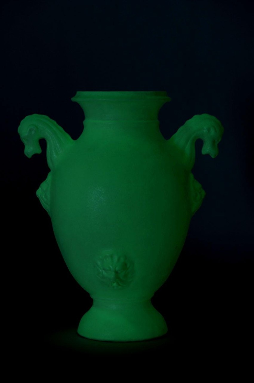 On top: Florence Doléac,
<i>Lolo 2</i>, 2008-2009,
ceramic, enamel; here: Alberto Garutti,
<i>Che cosa succede nelle stanze quando gli uomini se ne vanno?</i>, 2009,
earthenware, enamel and zinc silicate.
Courtesy Attese Edizioni. Photo ©: Fulvio Rosso