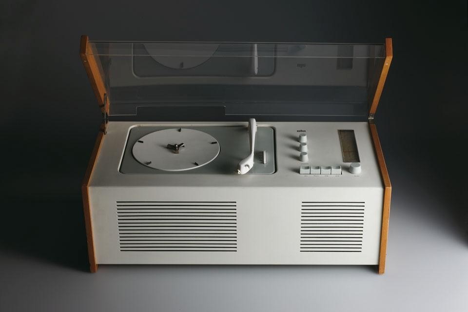 Braun phonosuper (SK 4), 1956; design: Hans Gugelot and Dieter Rams. Photo: Koichi Okuwaki Braun phonosuper (SK 4), 1956; design: Hans Gugelot and Dieter Rams. Photo: Koichi Okuwaki