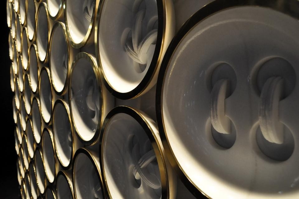 A detail of the Couture wall covering in white Carrara marble for a motif that plays with the theme of buttons. 