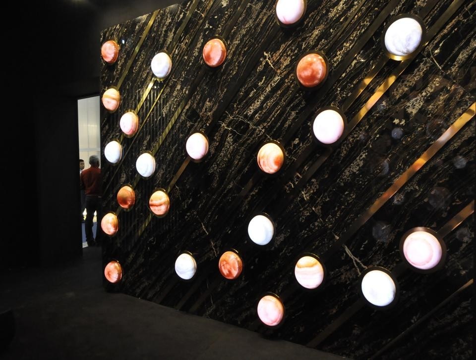 Cabochon wall covering was inspired by jewels with a cabochon cut, without facets. 