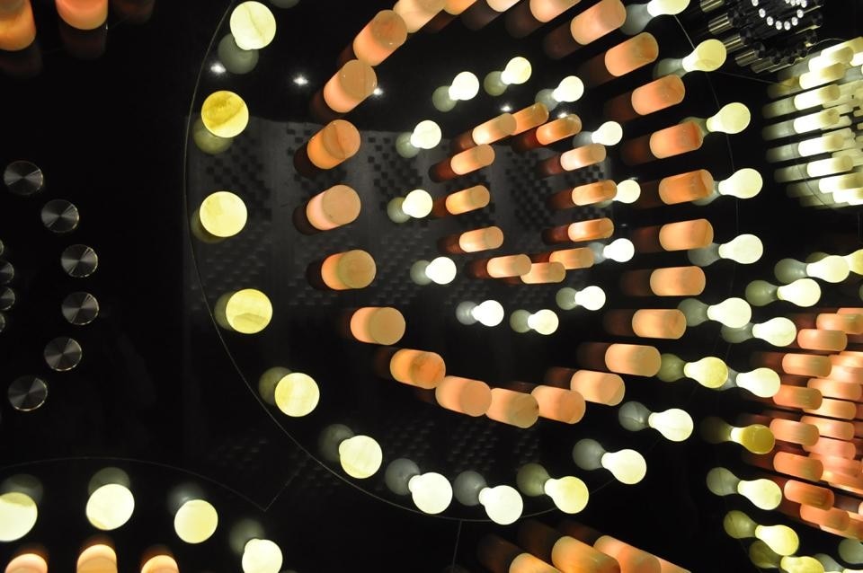 Petula presents geometric texture of concentric circles on black marble. Innovations for this year are the light bulbs in 3 sizes made completely of white onyx and hollowed out internally to house the light. 