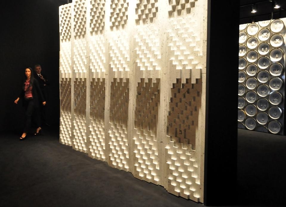 Tantra is a panel made by overlapping four Carrara marble plates.
