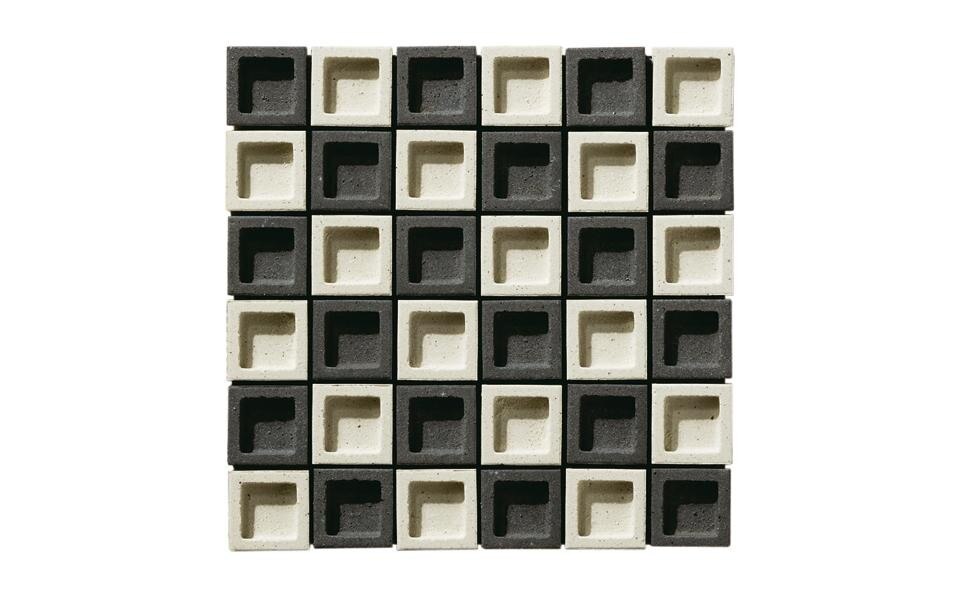 It is supplied on a mesh backing in modules of 30 x 30 cm made up of small tiles 4.7 x 4.7 cm