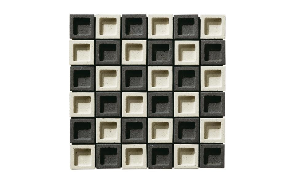 It is supplied on a mesh backing in modules of 30 x 30 cm made up of small tiles 4.7 x 4.7 cm