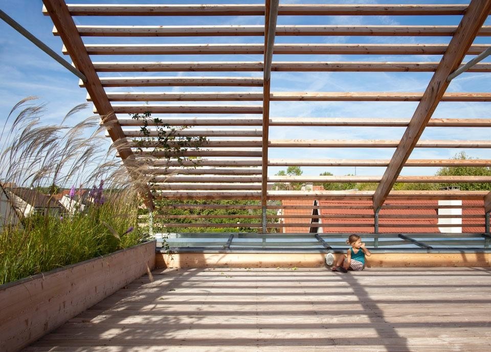 The ceiling slats of the porch, from the Eco-Sustainable House by Djuric Tardio Architectes.