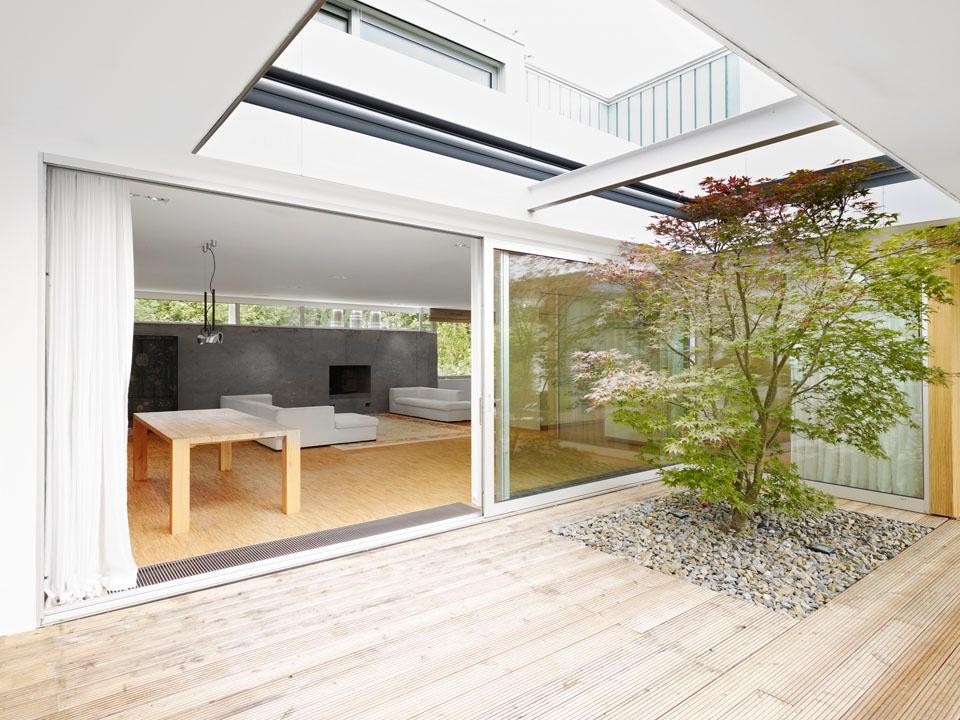 The architects cutted the existing roof in order to realise an external courtyard