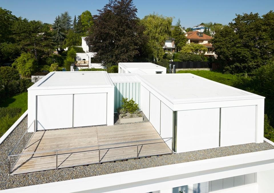 The new volumes define a suspended garden, the terrace is enriched by a pine tree