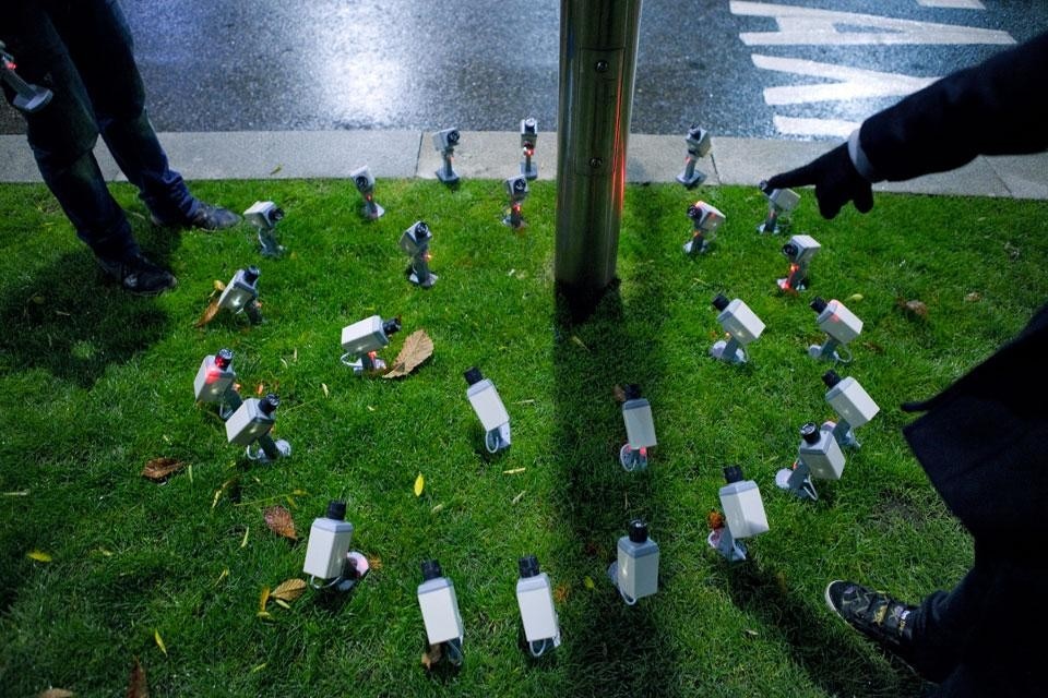 luzinterruptus, <i>Políticos bajo videovigilancia / Politicians under surveillance</i>