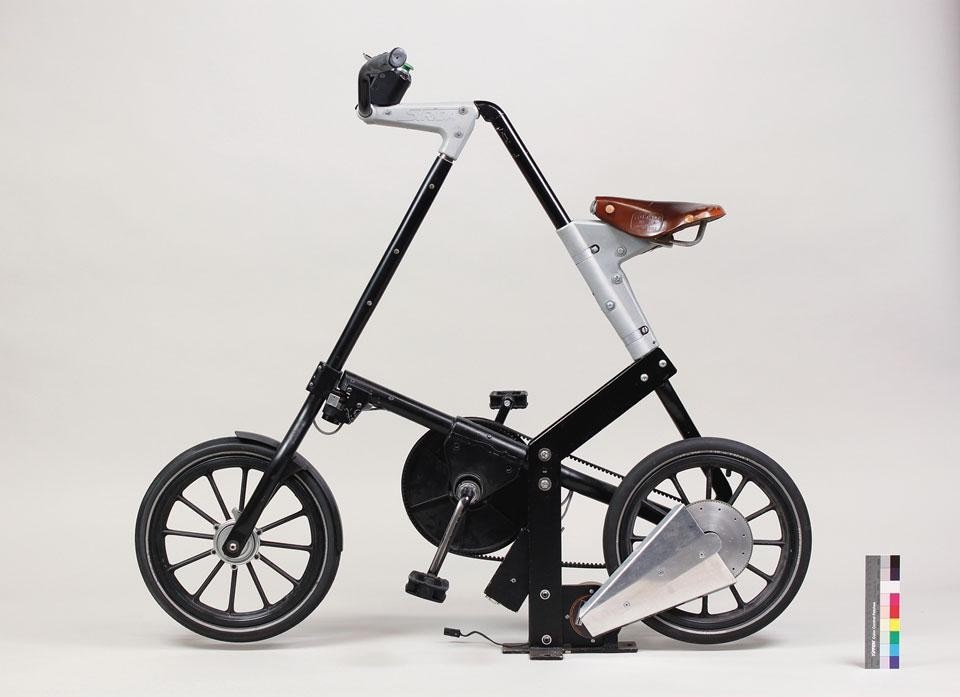 <i>Digital Art Works. The Challenges of Conservation</i>.
An exhibition at ZKM | Media Museum
Documentary photo “digital art conservation”, 2011
Original bike of the installation “The Legible City” (1988-91) by Jeffrey
Shaw
© ZKM | Karlsruhe