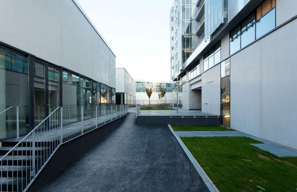 The ateliers on the left, and the building's entrance